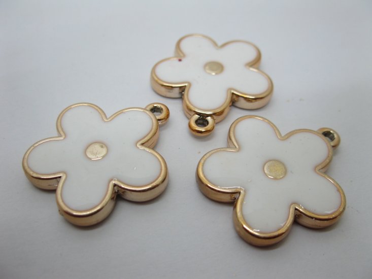 20Pcs White Blossom Flower Beads Pendants Charms For Craft - Click Image to Close