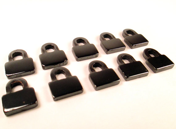 100 Hematite Lock with clasps - Click Image to Close